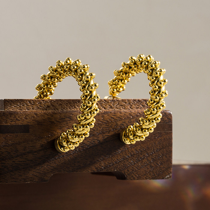 زوج واحد من الأقراط المطلية بالذهب على شكل نصف دائرة من الفولاذ المقاوم للصدأ بتصميم بسيط على شكل حرف C