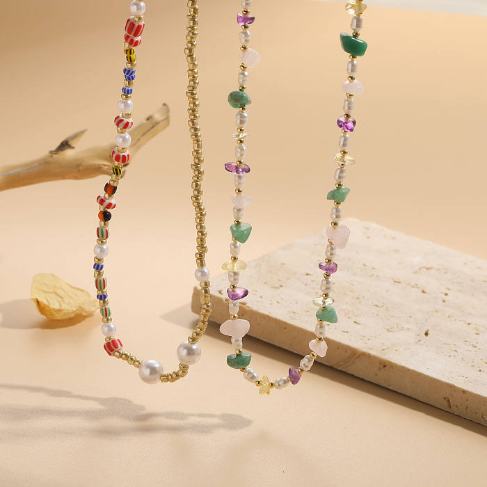 Elegante, luxuriöse, klassische, unregelmäßige, bunte Imitationsperlen-Naturstein-Halskette mit Edelstahlbeschichtung und 14-Karat-Vergoldung
