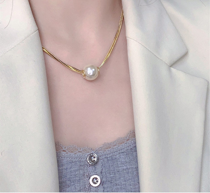 Collar chapado en oro de 18 quilates con revestimiento de acero inoxidable con perlas de imitación de color sólido y estilo simple y elegante