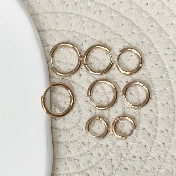 4 pares de aretes de aro chapados en plata chapados en oro y acero inoxidable redondos de estilo simple