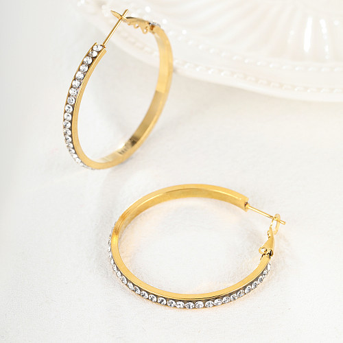1 par de pendientes de aro chapados en oro de 18 quilates con incrustaciones de diamantes de imitación redondos brillantes de estilo moderno