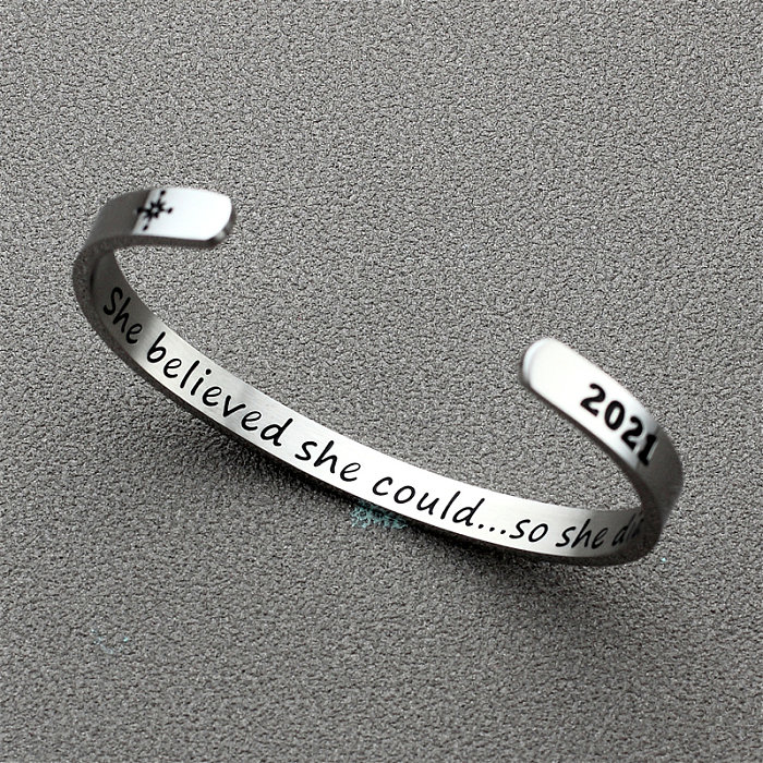 Bracelets de manchette de placage d'acier inoxydable de lettre de style romain de style simple et décontracté