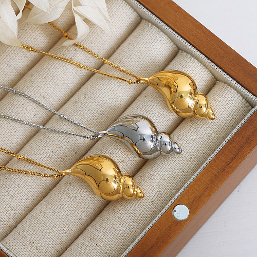 Collar con colgante chapado en oro de 18 quilates con revestimiento de acero inoxidable de concha de estilo moderno