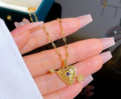 Einfache Halskette in Herzform aus Edelstahl mit Kupfereinlage und künstlichem Diamant