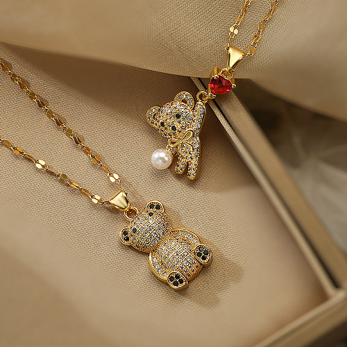 Collar con colgante chapado en oro de 18 quilates con incrustaciones de cobre y perlas de imitación de acero inoxidable con diseño de oso de viaje de estilo Simple