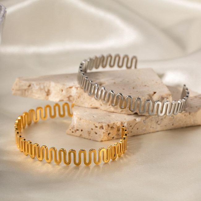 Bracelets de manchette plaqués or 18K de placage d'acier inoxydable de vagues de style simple de style INS