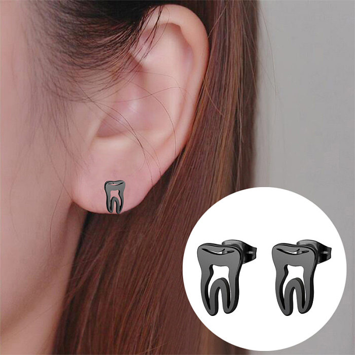 1 paire de clous d'oreilles géométriques en acier inoxydable.