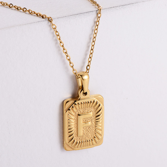 Rechteckige Buchstaben-Halskette aus 18-karätigem Gold mit Edelstahlbeschichtung. Buchstaben-Halskette