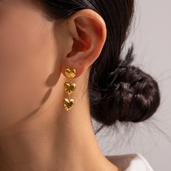 1 Paar plissierte herzförmige IG-Ohrringe aus Edelstahl mit 18-Karat-Vergoldung