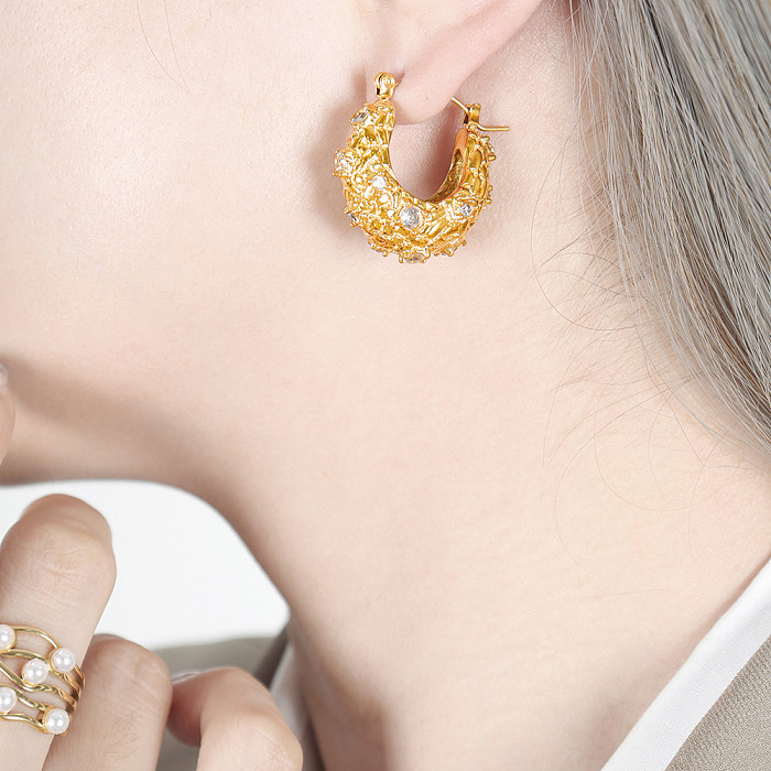 1 Paar glamouröse Ohrringe in U-Form mit Inlay aus Zirkon und 18 Karat vergoldetem Edelstahl