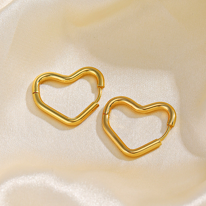 زوج واحد من الأقراط المطلية بالذهب عيار 1 قيراط المصنوعة من الفولاذ المقاوم للصدأ على شكل قلب بأسلوب بسيط
