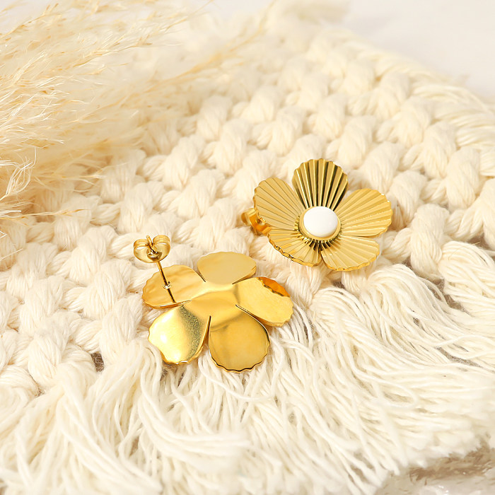 1 par de pendientes chapados en oro de 14 quilates con incrustaciones de perlas chapadas en acero inoxidable y pétalos de estilo sencillo y elegante