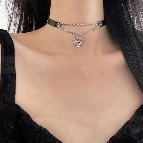 Cool Style Herzförmiges Halsband aus Legierung mit Edelstahlbeschichtung und Inlay aus Strasssteinen