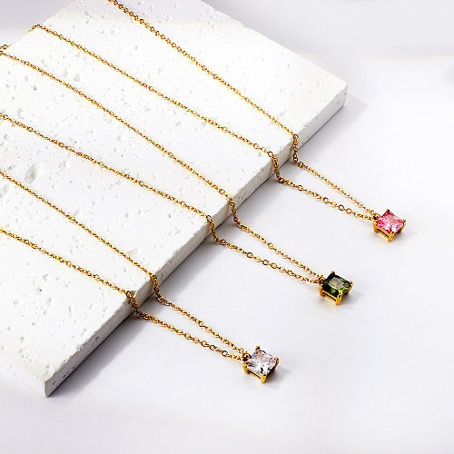 Quadratische Halskette mit vergoldetem Anhänger im IG-Stil mit Intarsien aus Edelstahl und Strasssteinen