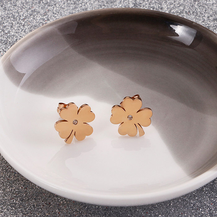 Einfache Ohrringe aus Edelstahl mit vierblättrigen Kleeblättern im Großhandel