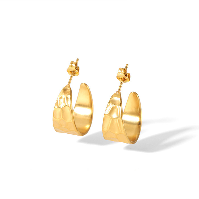 زوج واحد من أقراط الأذن المطلية بالذهب عيار 1 قيراط المطلية بالذهب على شكل حرف C بتصميم بسيط