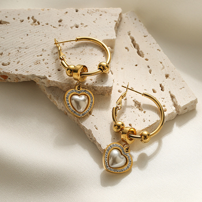 1 paire de boucles d'oreilles élégantes en forme de cœur, Style Simple, incrustation en acier inoxydable, perles artificielles, Zircon plaqué or 18 carats