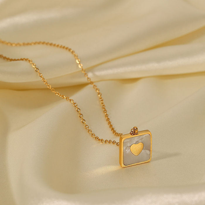 قلادة بسيطة من الفولاذ المقاوم للصدأ مطلية بالذهب عيار 18 قيراط على شكل قلب مربعة من الصدفة البيضاء