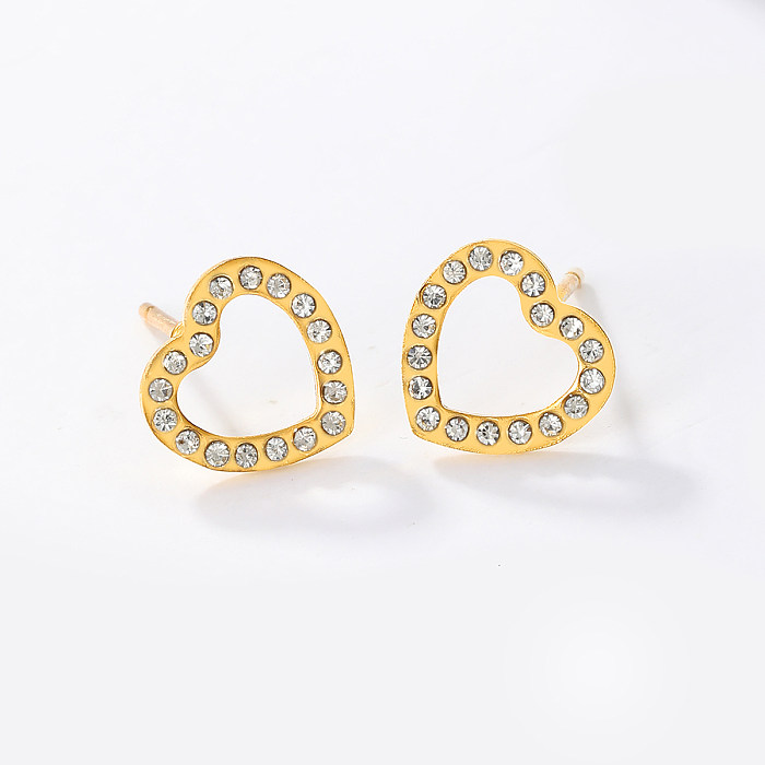 1 par de pendientes chapados en oro de 18K con incrustaciones de diamantes de imitación chapados en acero inoxidable con forma de corazón de estilo Simple y dulce
