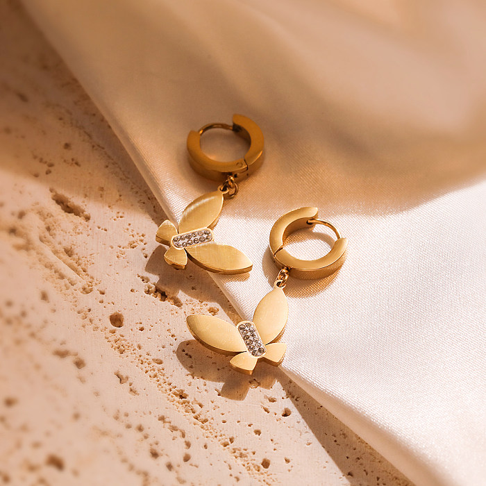 1 par de pendientes colgantes chapados en oro de 18K con incrustaciones de mariposa de estilo Simple y circonita de acero inoxidable