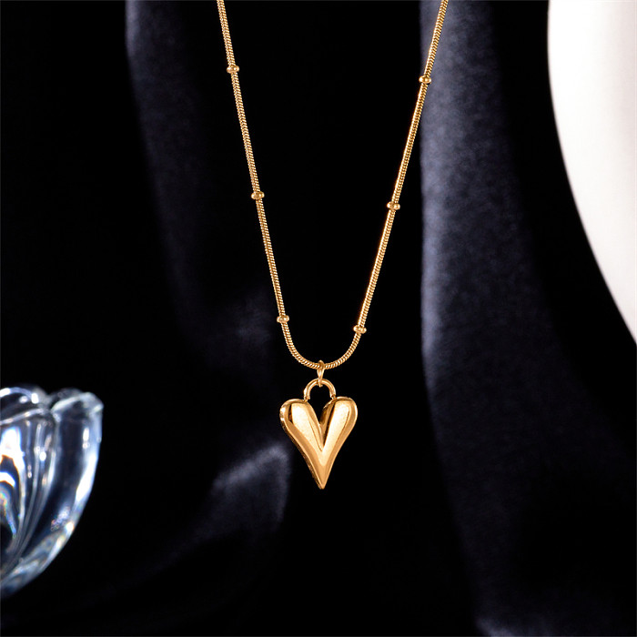 Collier pendentif plaqué or 18 carats en acier inoxydable en forme de cœur rétro
