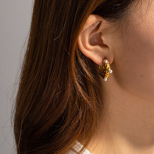 1 paire de boucles d'oreilles plaquées or 18 carats avec incrustation de perles artificielles en acier inoxydable en forme de C de style IG