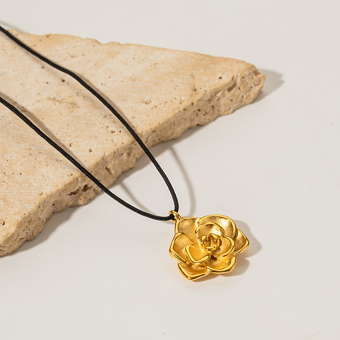 قلادة على شكل زهرة بسيطة مطلية بالفولاذ المقاوم للصدأ مطلية بالذهب عيار 18 قيراط