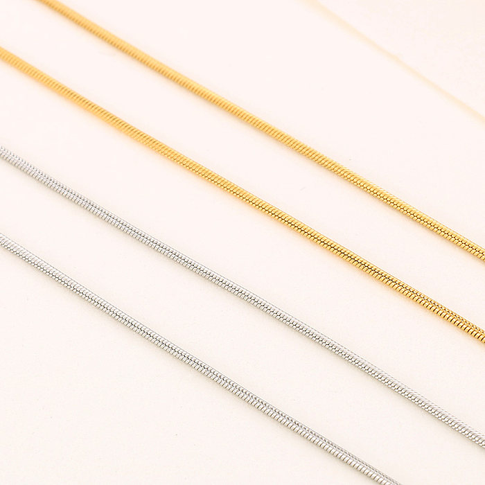 Schlichter Stil, runde Halskette mit vergoldetem Anhänger und Intarsien aus Edelstahl mit Strasssteinen