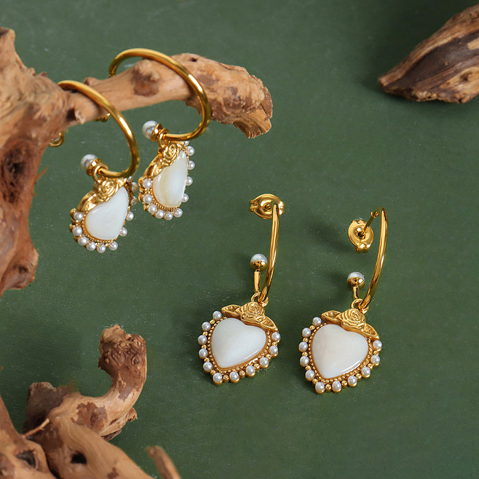 Pendientes chapados en oro de 1K con incrustaciones de perlas artificiales de acero inoxidable, elegantes, para vacaciones, con forma de corazón, 18 par