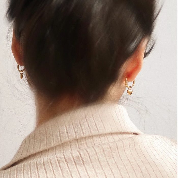 Schlichte, herzförmige Ohrhänger aus Edelstahl mit 18-Karat-Vergoldung