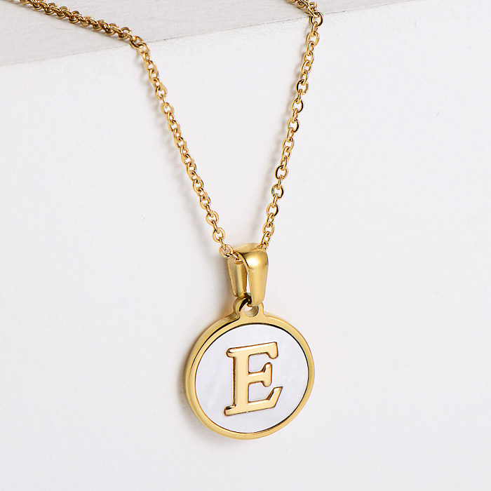 Einfache Muschel-Medaillen-Halskette aus Edelstahl mit 26 Buchstaben. Großhandel mit Schmuck