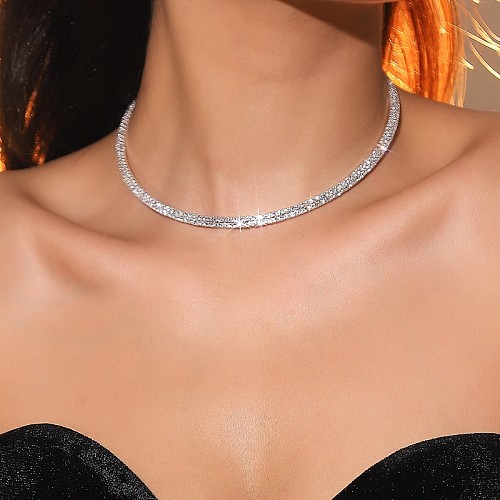 Elegante, schlichte, einfarbige Halskette mit Edelstahlbeschichtung und Inlay aus Strasssteinen