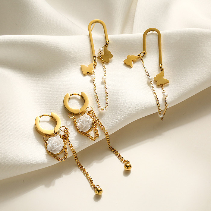 1 par de pendientes colgantes chapados en oro de 18K con incrustaciones de perlas artificiales de acero inoxidable con incrustaciones de flores y mariposas de estilo sencillo