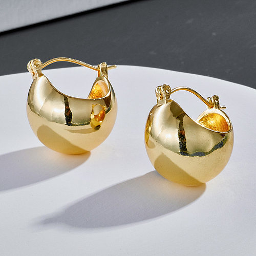 Boucles d'oreilles courtes semi-circulaires tridimensionnelles en or véritable plaqué cuivre à la mode