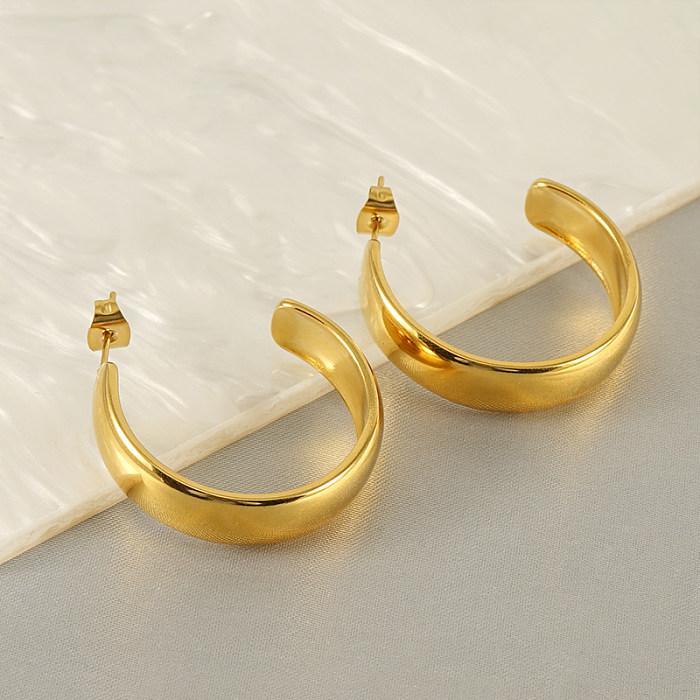 زوج واحد من أقراط الأذن الأنيقة والبسيطة على شكل حرف C من الفولاذ المقاوم للصدأ المطلي بالذهب عيار 1 قيراط