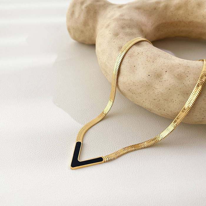 Collar chapado en oro de 18 quilates con revestimiento de acero inoxidable en forma de V de estilo clásico