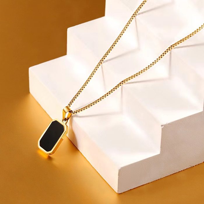 Einfache Halskette mit Buchstaben-Anhänger aus Edelstahl mit Emaille-Beschichtung