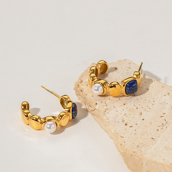 1 Paar Retro-Ohrstecker in C-Form mit Inlay aus Edelstahl, künstlichen Perlen und Naturstein, 18 Karat vergoldet