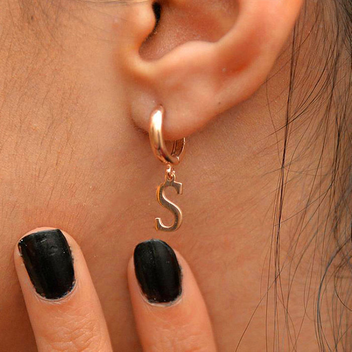1 paire de boucles d'oreilles pendantes plaquées en acier inoxydable avec lettres de Style Simple