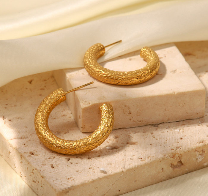 زوج واحد من الأقراط المطلية بالذهب عيار 1 قيراط المصنوعة من الفولاذ المقاوم للصدأ المطلي بالذهب عيار 18 قيراط، زوج واحد من أقراط IG Style البسيطة على شكل حرف C