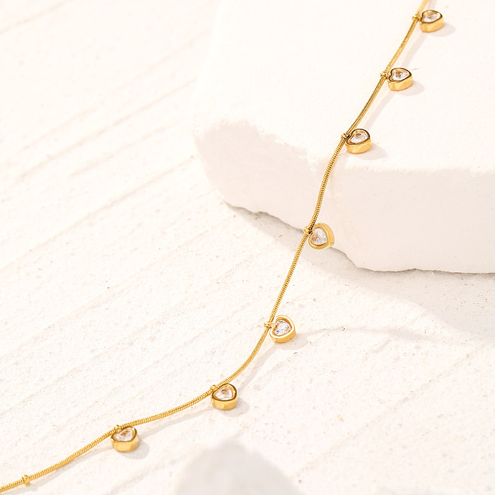 Colar com pingente banhado a ouro 18K com revestimento de aço inoxidável em forma de coração brilhante estilo simples