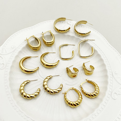 زوج واحد من الأقراط المطلية بالذهب من الفولاذ المقاوم للصدأ على شكل حرف C بتصميم بسيط