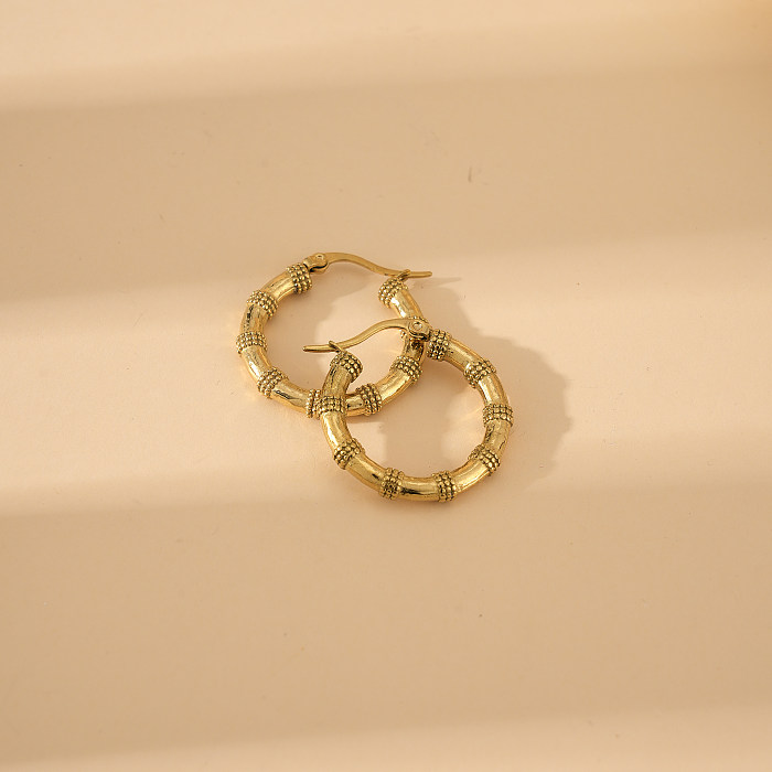 1 par de brincos de argola banhados a ouro de aço inoxidável com revestimento redondo de estilo simples