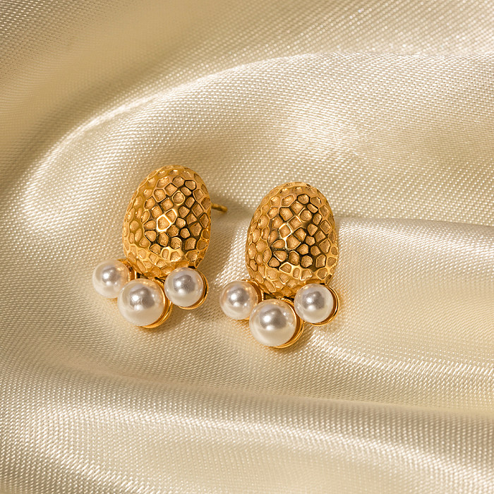 1 par de pendientes chapados en oro de 18K con incrustaciones de perlas artificiales de acero inoxidable con patrón de martillo ovalado de estilo clásico elegante