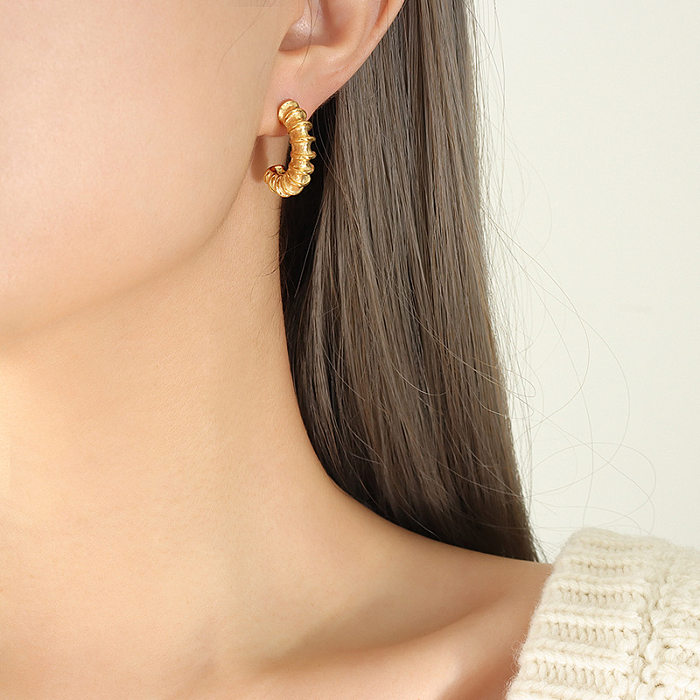 Brincos de orelha banhados a ouro de aço inoxidável em forma de C estilo simples 1 par