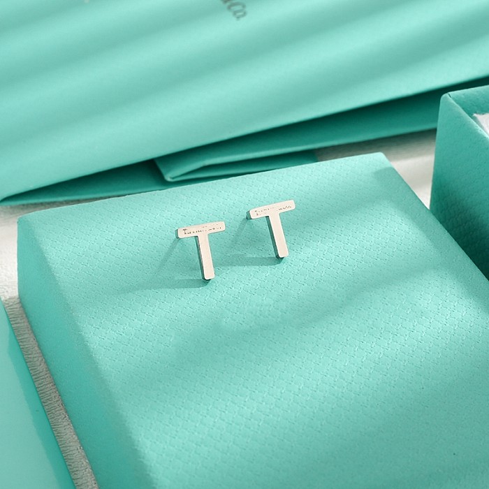 1 Paar elegante Ohrstecker aus Edelstahl mit Buchstabenbeschichtung