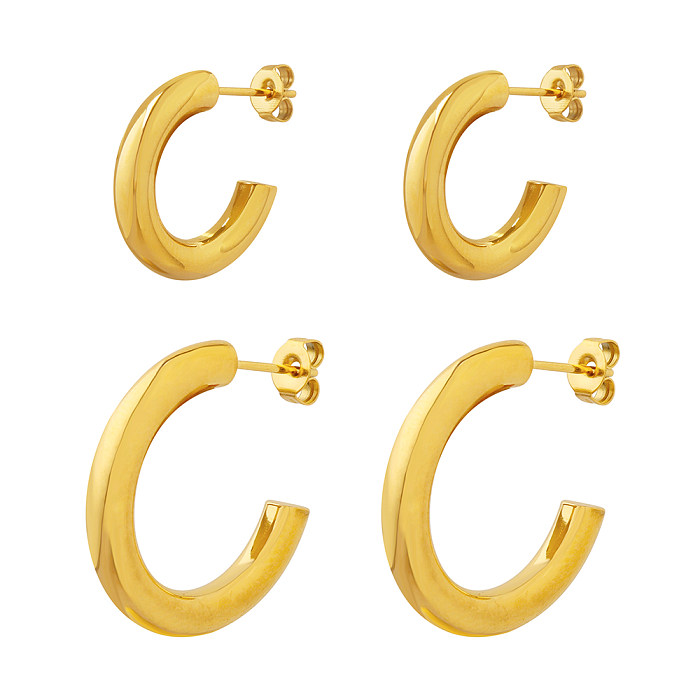زوج واحد من أقراط أذن غير رسمية بتصميم بسيط على شكل حرف C مطلية بالفولاذ المقاوم للصدأ ومطلية بالذهب عيار 1 قيراط