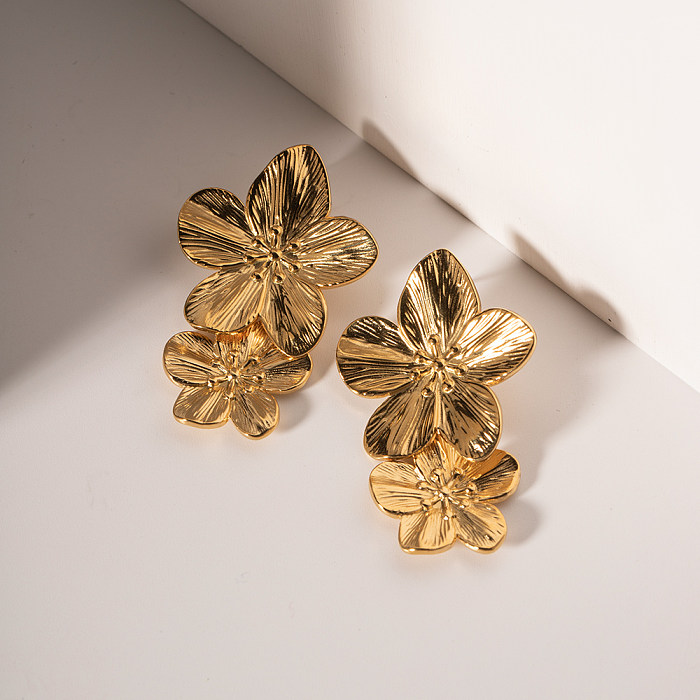 1 par de aretes chapados en oro de 18 quilates de acero inoxidable con revestimiento de flores de estilo simple