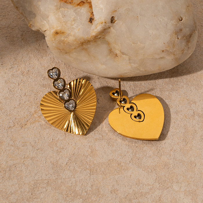 1 Paar Ohrstecker in Herzform im IG-Stil mit Inlay aus Edelstahl mit Zirkon und 18-Karat-Vergoldung