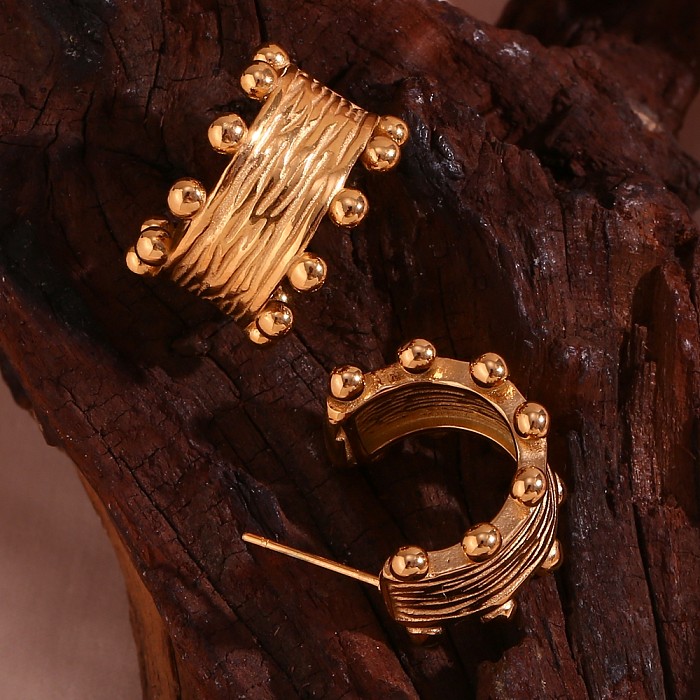 زوج واحد من أقراط الأذن المصنوعة من الفولاذ المقاوم للصدأ المطلية بالذهب عيار 1 قيراط والمطلية بالذهب عيار 18 قيراط، على شكل حرف C بتصميم كلاسيكي بسيط